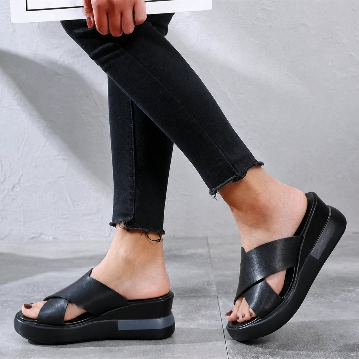 Women's Linen Cross-Strap Cushioned Flat Sandals - Black