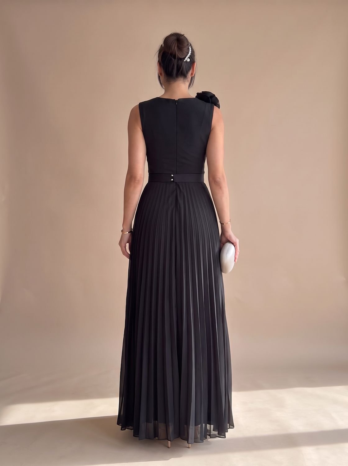 Women's Pleated V-Neck Floral Applique Sleeveless Evening Gown
