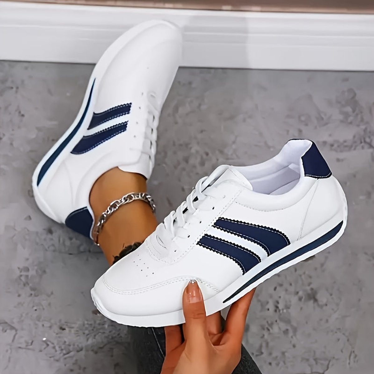 Women's Lace-Up PU Leather Striped Comfort Sneakers