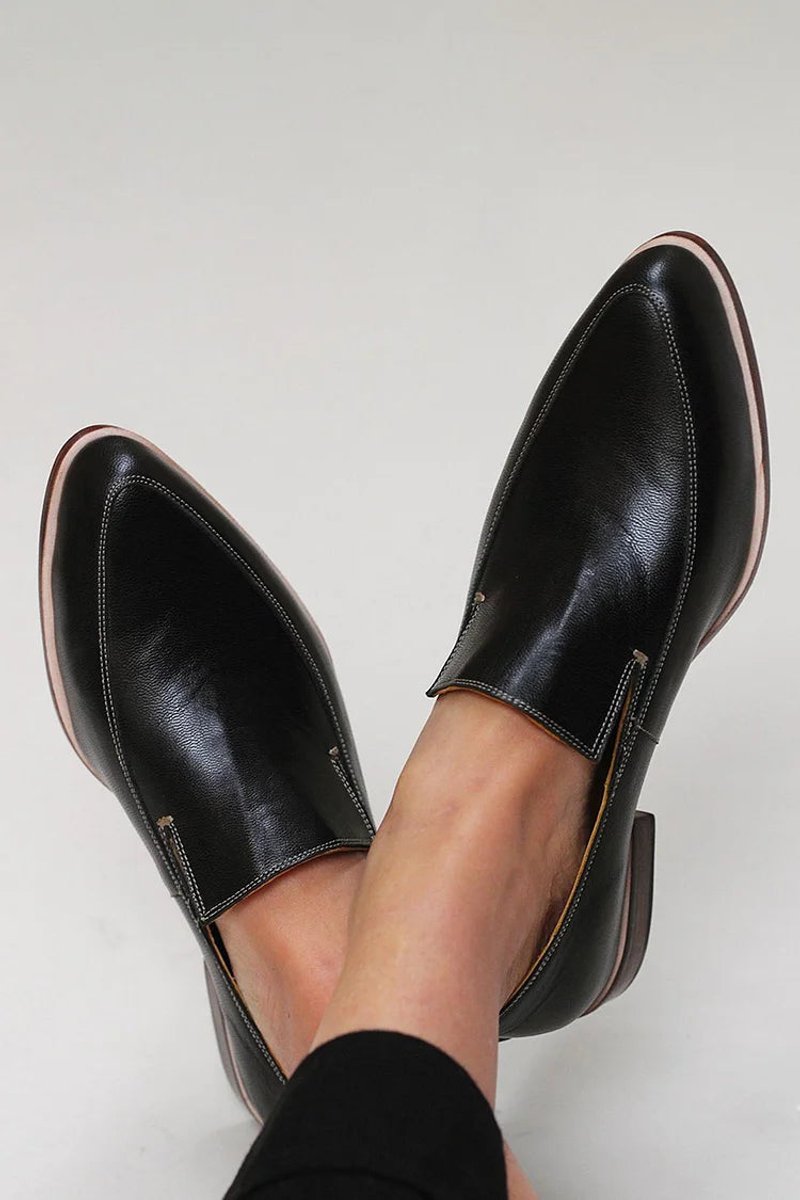 Women's Minimalist Pointed-Toe Slip-On Leather Loafers - Black