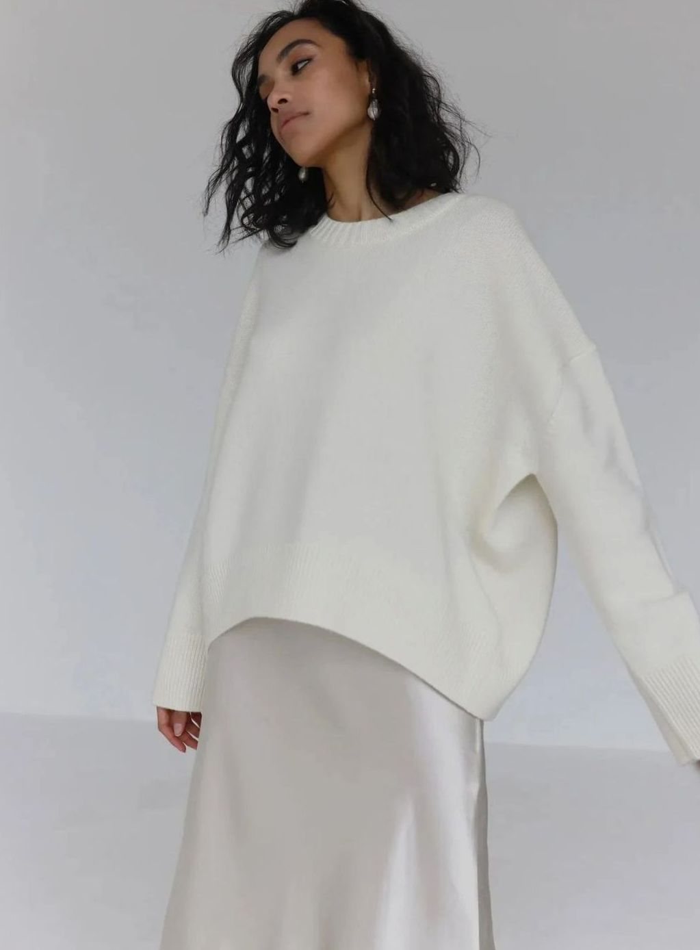 Women's Oversized Crew-Neck Long-Sleeve Light Knit Sweater - White