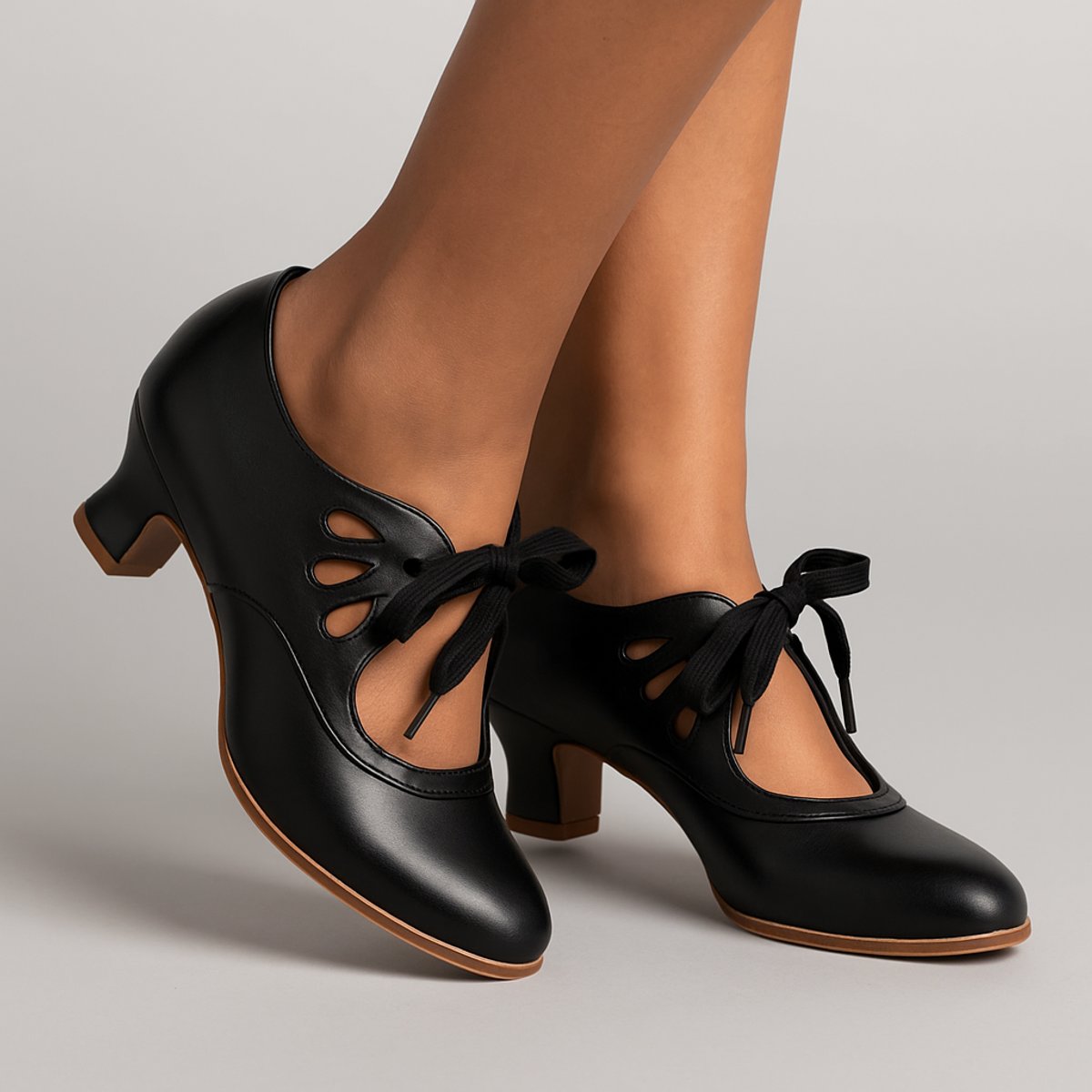 Women's Vintage Low-Heel Lace-Up Cut-Out Comfort Pumps - Black